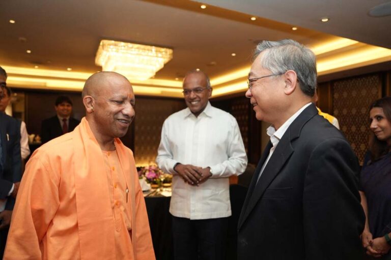 सीएम योगी ने सिंगापुर के शीर्ष नेताओं से मुलाकात, एक ट्रिलियन डॉलर अर्थव्यवस्था के लिए निवेश का किया आह्वान सीएम योगी ने सिंगापुर के शीर्ष नेताओं से मुलाकात, एक ट्रिलियन डॉलर अर्थव्यवस्था के लिए निवेश का किया आह्वान
