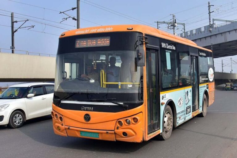 यात्रियों की सुविधा और सुरक्षा सर्वोपरि, उत्कृष्ट कर्मचारियों को 3600 से 4500 रुपये तक प्रोत्साहन राशि यात्रियों की सुविधा और सुरक्षा सर्वोपरि, उत्कृष्ट कर्मचारियों को 3600 से 4500 रुपये तक प्रोत्साहन राशि