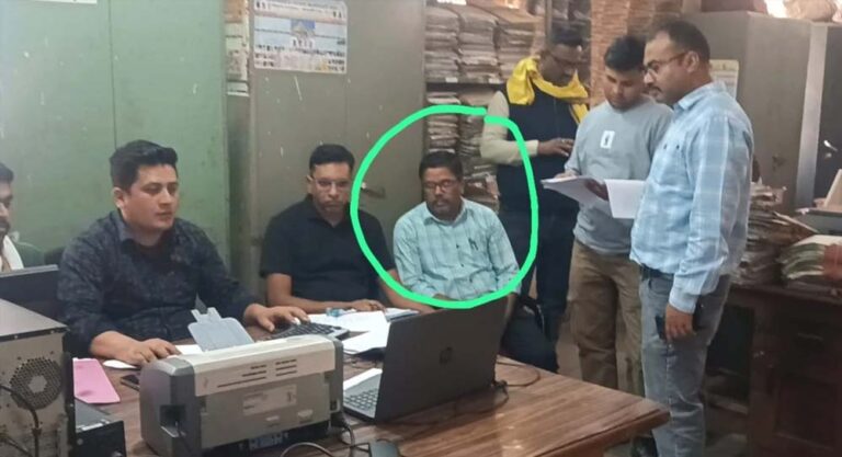रिश्वत लेते रंगे हाथ पकड़ा गया जिला पंचायत का लिपिक, कटनी में लोकायुक्त ने किया एक्शन रिश्वत लेते रंगे हाथ पकड़ा गया जिला पंचायत का लिपिक, कटनी में लोकायुक्त ने किया एक्शन