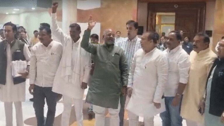 विधानसभा में कांग्रेस विधायक का विरोध, हर्ष फायरिंग पर FIR की कार्रवाई पर किया शीर्षासन, कांग्रेस ने किया वॉकआउट