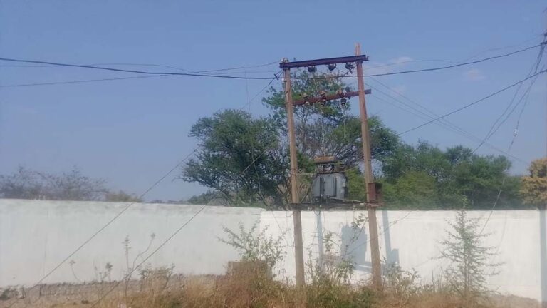 लटकते तारों और जर्जर बाउंड्री के बीच पढ़ाई को मजबूर नन्हे कदम लटकते तारों और जर्जर बाउंड्री के बीच पढ़ाई को मजबूर नन्हे कदम