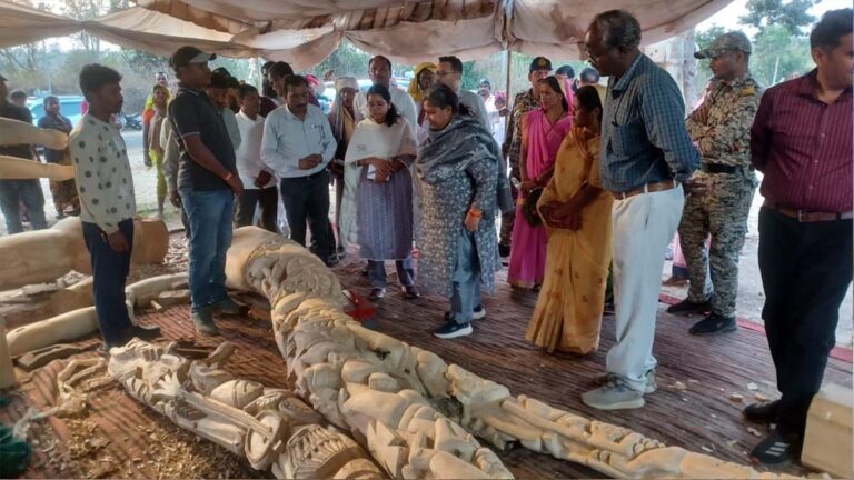 बीजापुरी नंबर-1 में काष्ठ शिल्पियों के कार्यों का शहडोल संभाग की कमिश्नर ने लिया जायजा