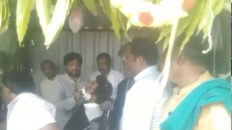 गांव में दलितों के बाल काटने की प्रथा अब हुई खत्म, सरकार ने दिलाया बराबरी का हक गांव में दलितों के बाल काटने की प्रथा अब हुई खत्म, सरकार ने दिलाया बराबरी का हक