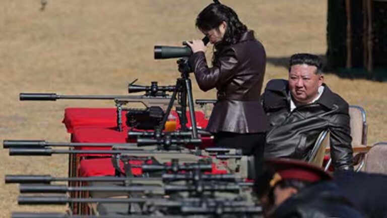 किम जोंग उन ने अधिकारियों को गिफ्ट की स्नाइपर राइफल, बेटी ने भी दिखाया निशाना लगाना किम जोंग उन ने अधिकारियों को गिफ्ट की स्नाइपर राइफल, बेटी ने भी दिखाया निशाना लगाना