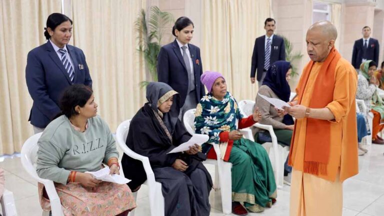 एक-एक कर सभी प्रार्थियों से मिले मुख्यमंत्री योगी आदित्यनाथ, समस्याओं के उचित निस्तारण का दिया आश्वासन