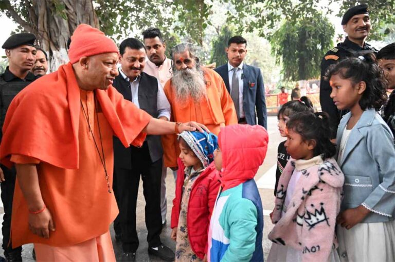 गोरखनाथ मंदिर में मुख्यमंत्री ने किया जनता दर्शन का आयोजन, करीब 150 लोगों से मुलाकात कर सुनीं समस्याएं