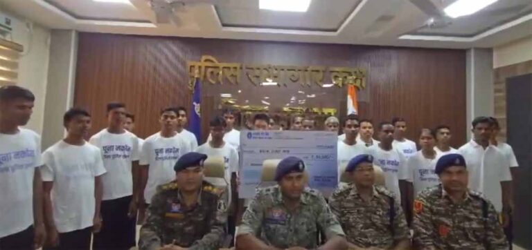 सुरक्षाबलों की बड़ी जीत: सुकमा में 22 नक्सलियों ने डाले हथियार, ‘लाल आतंक’ कमजोर सुरक्षाबलों की बड़ी जीत: सुकमा में 22 नक्सलियों ने डाले हथियार, ‘लाल आतंक’ कमजोर