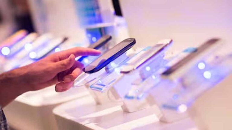 स्मार्टफोन इंडस्ट्री पर संकट: IDC बोला– 2026 में सबसे बड़ी गिरावट तय