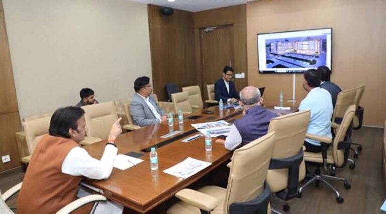 चिकित्सकीय अधोसंरचना विकास में स्टेट-ऑफ-द-आर्ट सुविधाएं शामिल हों: उप मुख्यमंत्री शुक्ल