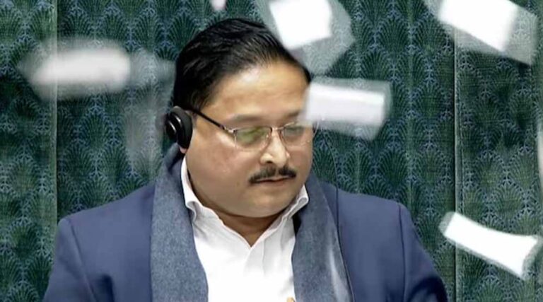 संसद में अनुशासनहीनता पर सख्त कार्रवाई, लोकसभा सेशन भर के लिए सांसद सस्पेंड संसद में अनुशासनहीनता पर सख्त कार्रवाई, लोकसभा सेशन भर के लिए सांसद सस्पेंड