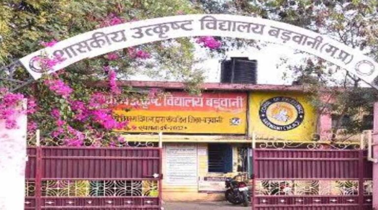 शिकायतकर्ता शिक्षक पर गिरी गाज, दो वेतनवृद्धियाँ रोकी शिकायतकर्ता शिक्षक पर गिरी गाज, दो वेतनवृद्धियाँ रोकी