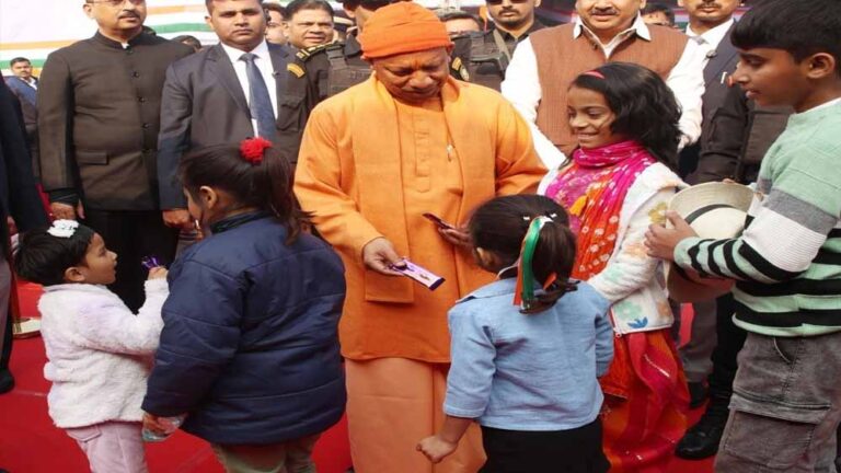 सीएम योगी के पास पहुंच कर बालहठ के साथ निश्छल मन से अपनी बात रखते हैं प्रदेश भर के बच्चे सीएम योगी के पास पहुंच कर बालहठ के साथ निश्छल मन से अपनी बात रखते हैं प्रदेश भर के बच्चे