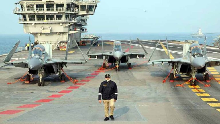 INS विक्रांत ने 60 साल बाद इंटरनेशनल फ्लीट रिव्यू में बनाई धमाकेदार एंट्री