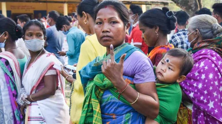 महिला वोटरों पर तृणमूल कांग्रेस की बड़ी नजर, 2.42 करोड़ वोटर्स को ध्यान में रखते हुए बढ़ाया लक्खी भंडार का अनुदान