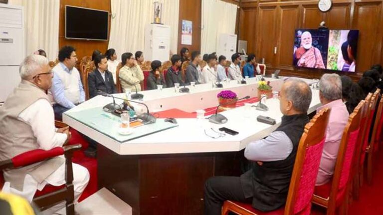 राज्यपाल पटेल बच्चों के साथ “परीक्षा पे चर्चा” कार्यक्रम में शामिल हुए