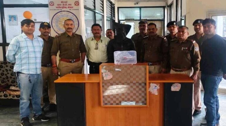 अड़ीबाजी और मारपीट के मामले में फरार आरोपी कट्टे के साथ गिरफ्तार