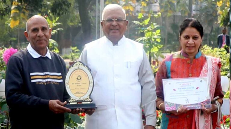 मेहनत और निष्ठा का प्रतिफल, पुरस्कार: राज्यपाल पटेल ने लोक भवन में 63 पुरस्कृत पुष्प किस्मों का किया अवलोकन