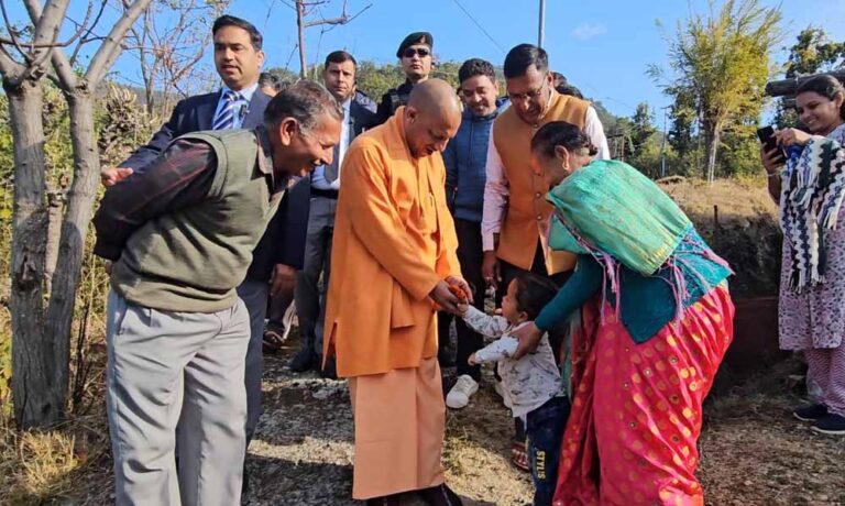 बच्चों के बीच उमड़ा ‘बाबा’ का बालप्रेम, मुख्यमंत्री योगी आदित्यनाथ ने उत्तराखंड के पैतृक गांव पंचूर में रात्रि विश्राम