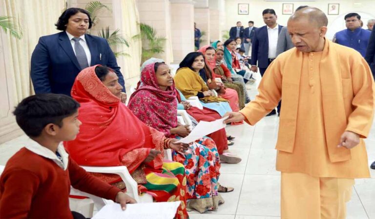 शासकीय दायित्वों की व्यस्तताओं के बीच भी मुख्यमंत्री योगी आदित्यनाथ ने किया ‘जनता दर्शन’