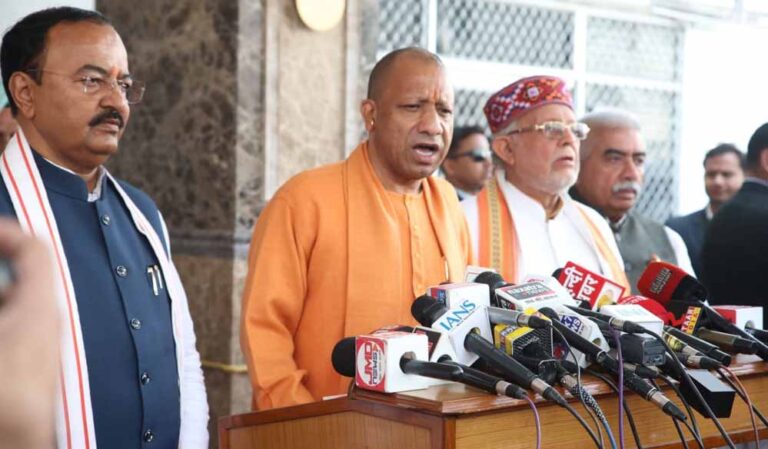 बजट सत्र प्रारंभ होने से पहले मीडियाकर्मियों से बात की मुख्यमंत्री योगी आदित्यनाथ ने