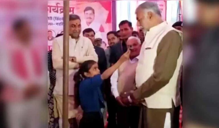 कैबिनेट मंत्री ने रिपोर्टर के सवालों पर किया बेबाक तरीके से सम्मान, शेयर किया फेसबुक वीडियो कैबिनेट मंत्री ने रिपोर्टर के सवालों पर किया बेबाक तरीके से सम्मान, शेयर किया फेसबुक वीडियो