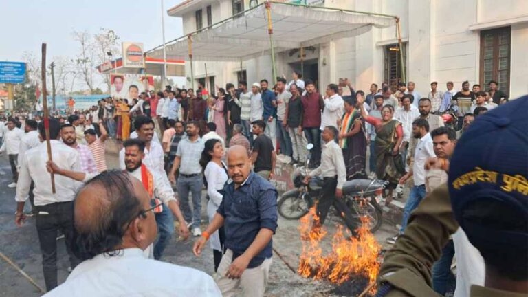 प्रदर्शन ने पकड़ा तूल, पुतला दहन के बाद कांग्रेस का थाना घेराव