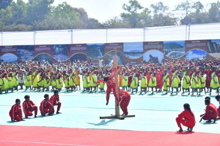 बस्तर पण्डुम समापन समारोह में बच्चों की कला को मिला केंद्रीय गृहमंत्री का सम्मान बस्तर पण्डुम समापन समारोह में बच्चों की कला को मिला केंद्रीय गृहमंत्री का सम्मान