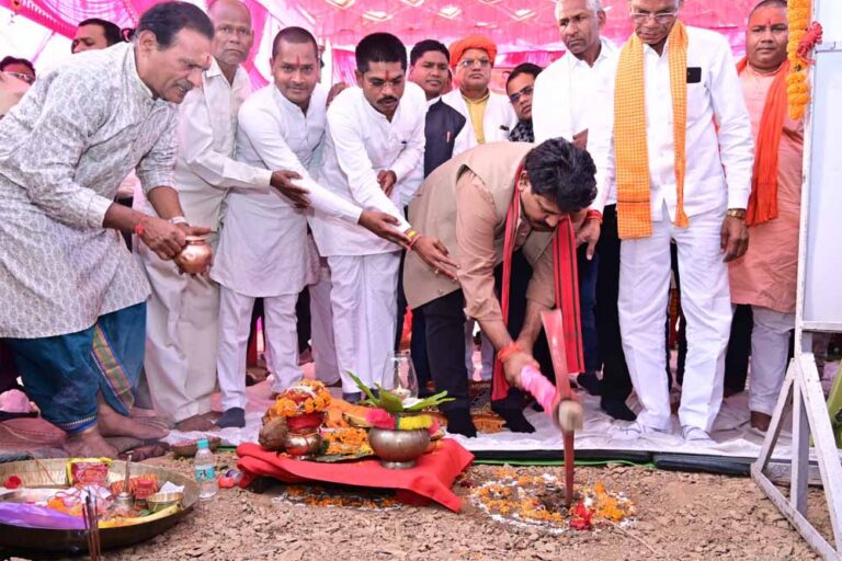 मुख्यमंत्री विष्णुदेव साय के नेतृत्व में किया जा रहा हर गांव का विकास– उप मुख्यमंत्री विजय शर्मा मुख्यमंत्री विष्णुदेव साय के नेतृत्व में किया जा रहा हर गांव का विकास– उप मुख्यमंत्री विजय शर्मा