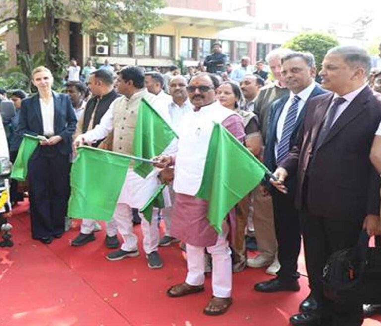 “सोलर रथ सह मोबाइल बूथ वैन” को दिखाई हरी झण्डी