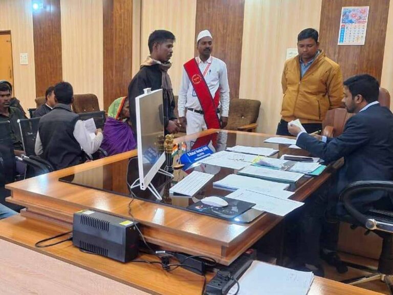 3 साल से लंबित प्रकरणों पर कलेक्टर ने लगाई फटकार 3 साल से लंबित प्रकरणों पर कलेक्टर ने लगाई फटकार