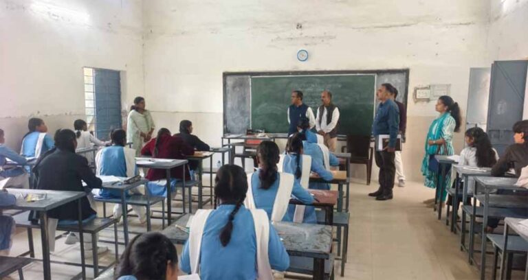 बोर्ड के अंग्रेजी विषय की परीक्षा में 269 परीक्षार्थी रहे गैरहाजिर बोर्ड के अंग्रेजी विषय की परीक्षा में 269 परीक्षार्थी रहे गैरहाजिर