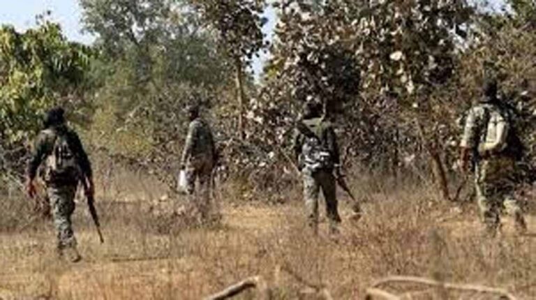 सुरक्षाबलों और माओवादियों के बीच मुठभेड़ में दो वर्दीधारी नक्सली ढेर