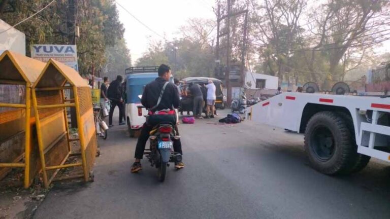 ट्रैफिक पुलिस की गाड़ी की चपेट में  आने से स्कूली बच्चे की मौत