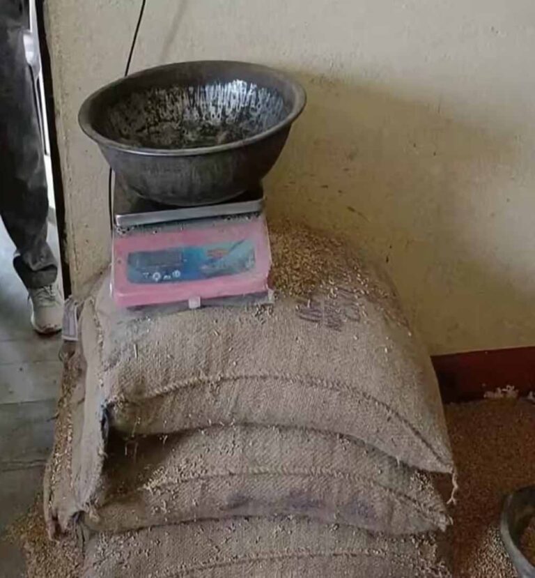 शासकीय उचित मूल्य की दुकान के सेल्समैन ने बायोमेट्रिक लेकर भी नहीं दिया राशन शासकीय उचित मूल्य की दुकान के सेल्समैन ने बायोमेट्रिक लेकर भी नहीं दिया राशन