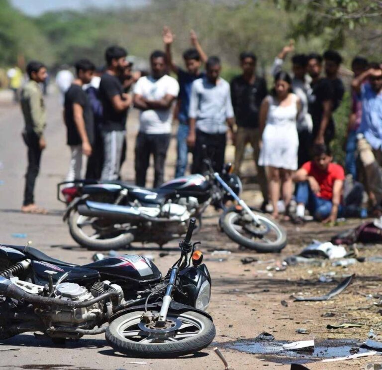 दो बाइकों की टक्कर में पति-पत्नी समेत 3 की मौत दो बाइकों की टक्कर में पति-पत्नी समेत 3 की मौत