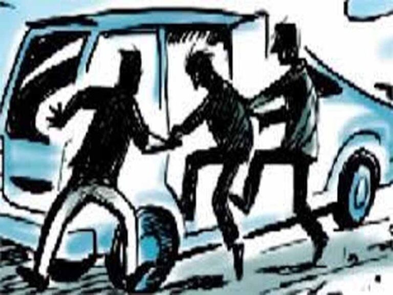 गर्लफ्रेंड को लेकर 12वीं के छात्र का स्कूल के सामने से अपहरण