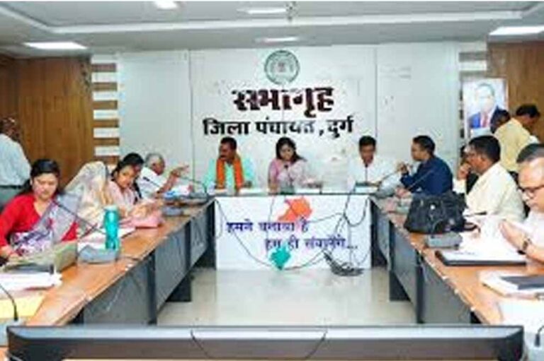 दुर्ग जिला पंचायत की बैठक में अनुपस्थित पंचायत सचिवों का वेतन काटने का आदेश