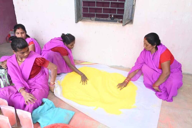 होली के लिए स्व सहायता समूह की महिलाएं बना रहीं प्राकृतिक गुलाल होली के लिए स्व सहायता समूह की महिलाएं बना रहीं प्राकृतिक गुलाल
