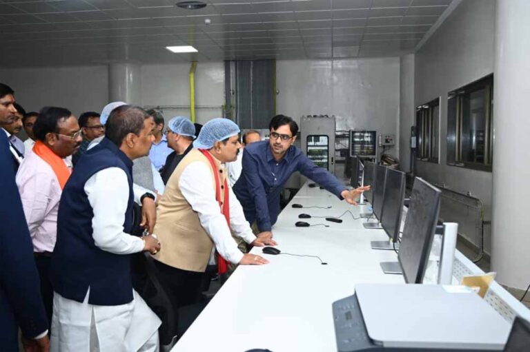 डेयरी सेक्टर को बढ़ावा: विजय शर्मा व केदार कश्यप ने पशुपालकों के साथ देखा आधुनिक मॉडल डेयरी सेक्टर को बढ़ावा: विजय शर्मा व केदार कश्यप ने पशुपालकों के साथ देखा आधुनिक मॉडल