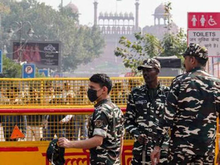 खुफिया चेतावनी के बाद राजधानी में सुरक्षा कड़ी, हर गतिविधि पर नजर खुफिया चेतावनी के बाद राजधानी में सुरक्षा कड़ी, हर गतिविधि पर नजर