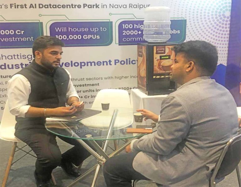 देश के पहले एआई डाटा सेंटर पार्क की दी जा रही जानकारी देश के पहले एआई डाटा सेंटर पार्क की दी जा रही जानकारी