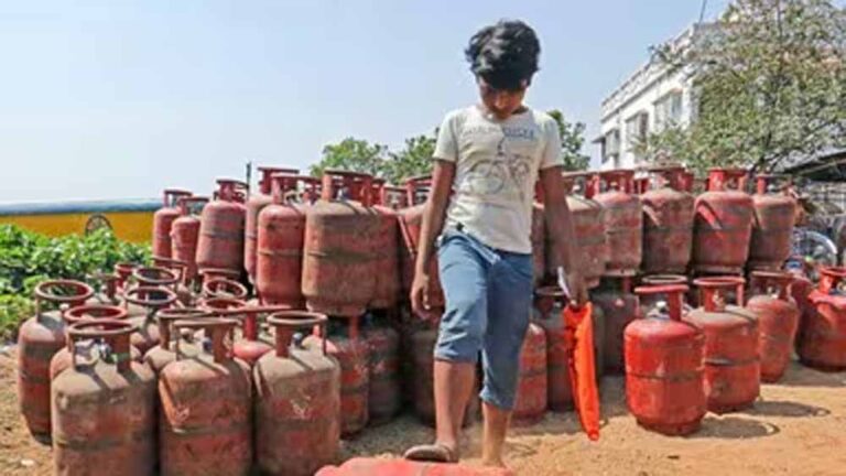 बजट से पहले 50 रुपये महंगा हुआ एलपीजी सिलेंडर बजट से पहले 50 रुपये महंगा हुआ एलपीजी सिलेंडर