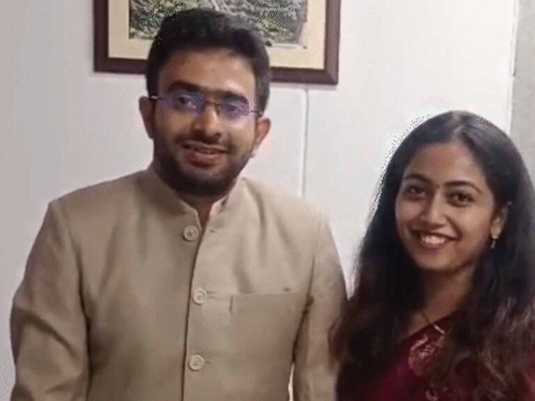 IAS कपल ने ट्रेनिंग में मुलाकात कर DM चैंबर में की शादी