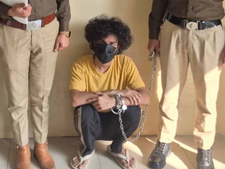 लिव इन पार्टनर लड़की के प्राइवेट पार्ट्स में लगाई आग