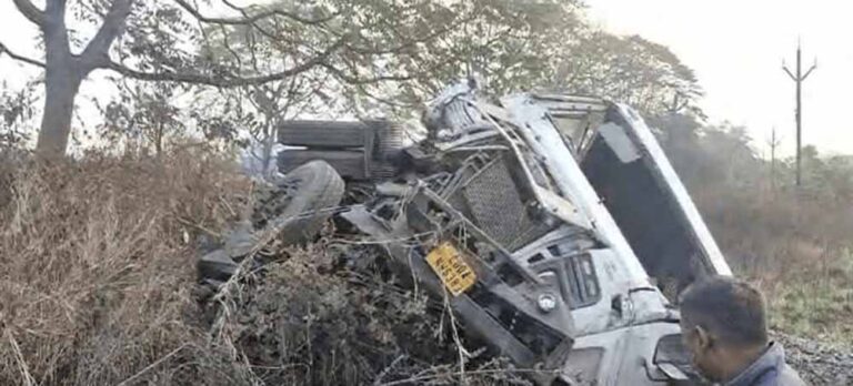 ओडिशा में ट्रेलर की टक्कर से 5 पुलिस जवानों की मौत और 3 की हालत नाजुक