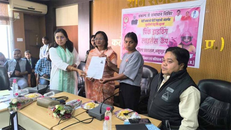 बालिकाओं एवं महिलाओं के लिए पिंक ड्राइविंग लाइसेंस शिविर आयोजित बालिकाओं एवं महिलाओं के लिए पिंक ड्राइविंग लाइसेंस शिविर आयोजित