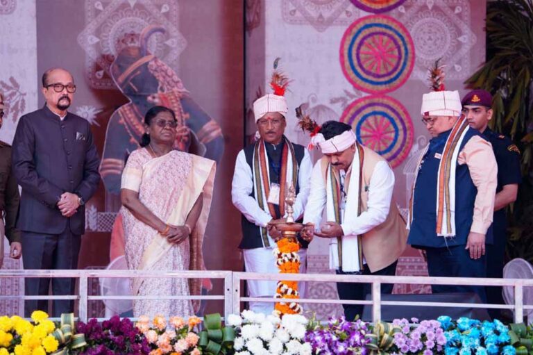 राष्ट्रपति ने आदिवासी बालिका को पढ़ाने का किया आह्वान राष्ट्रपति ने आदिवासी बालिका को पढ़ाने का किया आह्वान