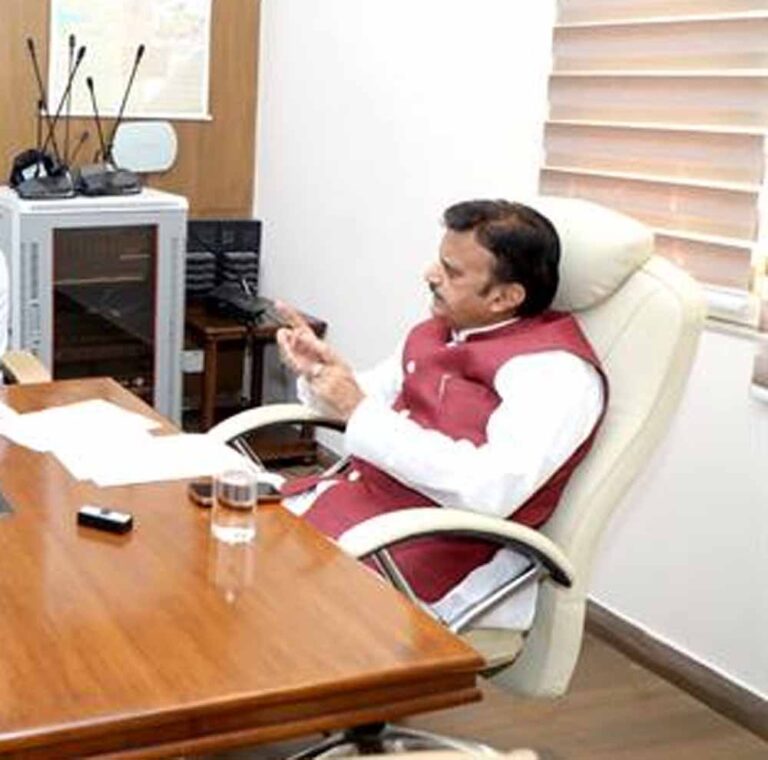 गंभीर बीमारियों के इलाज के लिए बेहतर सुविधाएं सुनिश्चित करें – डिप्टी CM शुक्ल