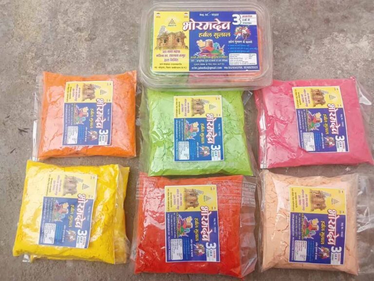 विभिन्न रंगों और आकर्षक पैकेजिंग के साथ समूह द्वारा निर्मित हर्बल गुलाल