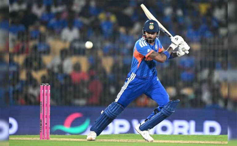 रनों की आंधी में उड़ा विपक्ष, भारत का 256/4 रनों की आंधी में उड़ा विपक्ष, भारत का 256/4